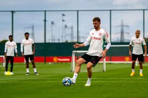 Mason Mount starts for Manchester united against Leeds. 12