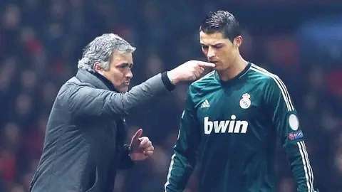 Jose Mourinho joins Ronaldo in Saudi Arabia. 7