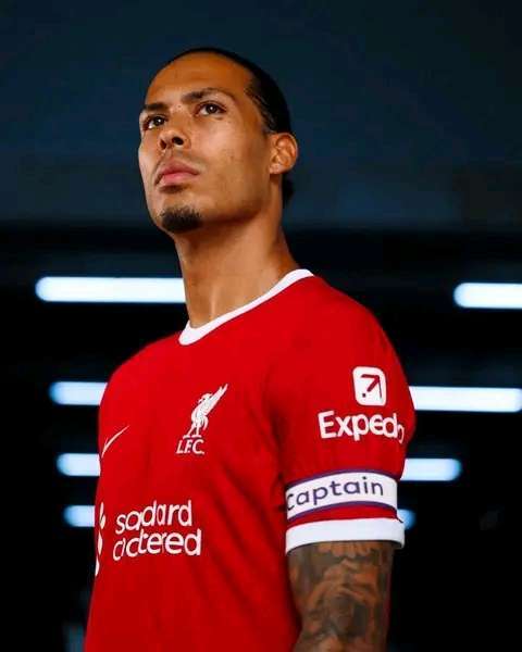 Liverpool confirms the defender as their new captain. 3