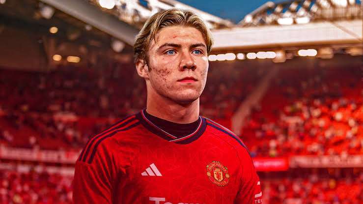 Rasmus Højlund could be out to 6 weeks before making his Manchester Utd debut. 19