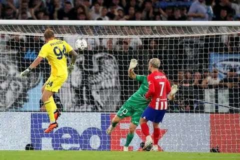 Lazio goalkeeper Alolvan Provedel scores a 95th minute equalizer against Atlético Madrid. 18