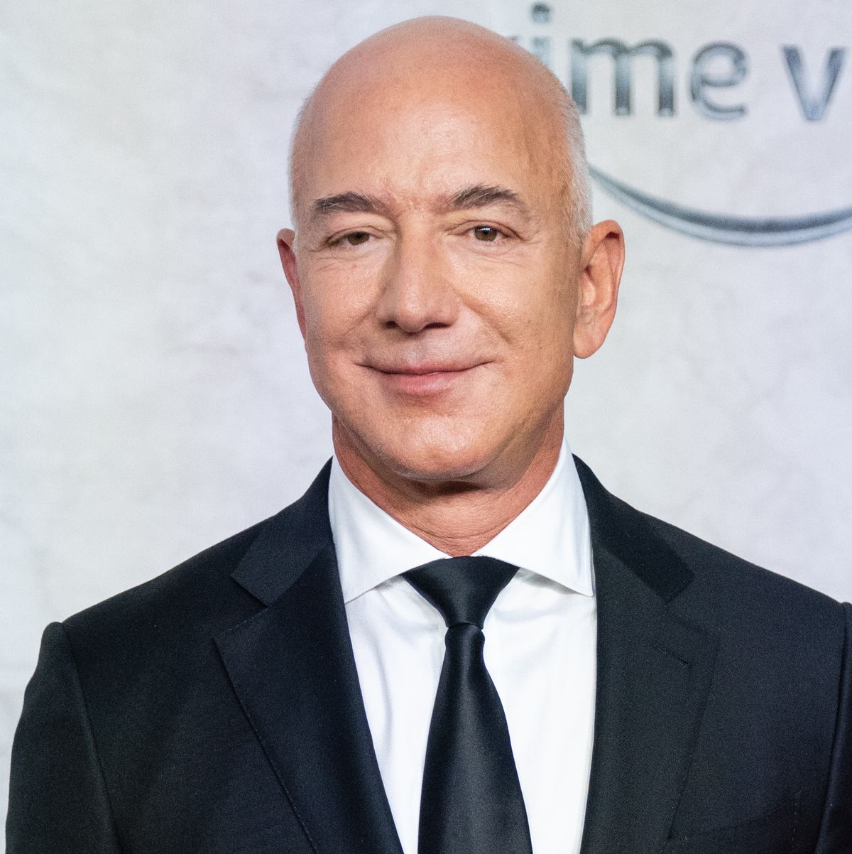 Jeff Bezos reclaims world richest man title over Elon Musk. 1