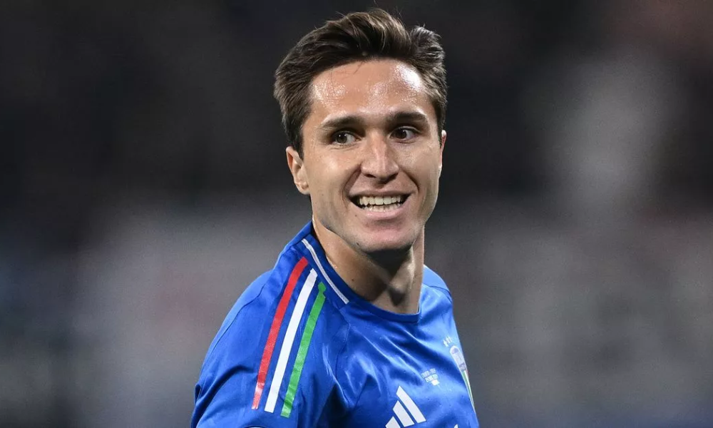 Federico Chiesa's private jet arrives ahead of Liverpool's physical, following a financial agreement with Juventus. 10