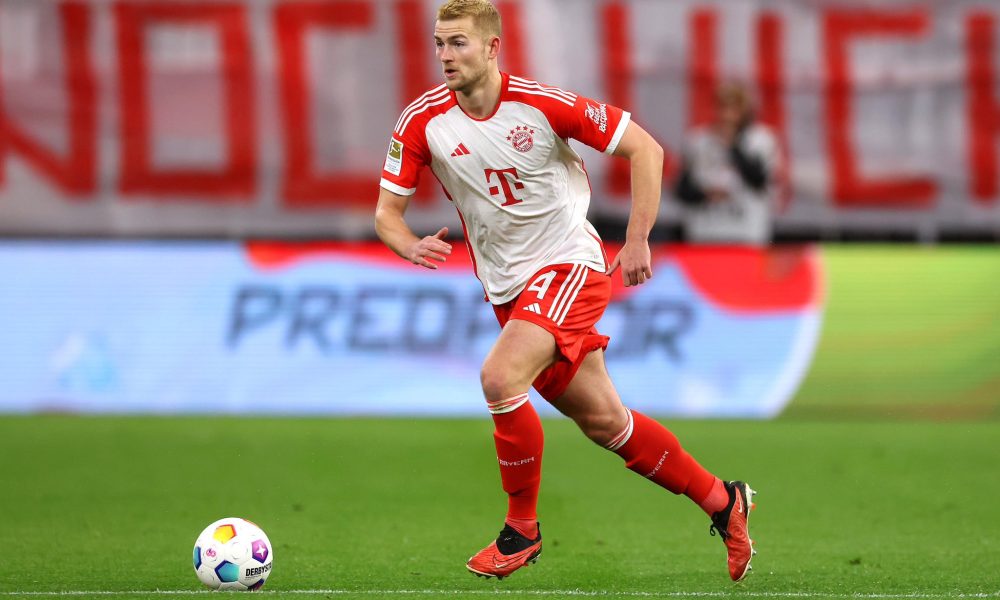 Matthijs de Ligt makes an enthusiastic five-word statement as he takes a plane to Manchester United. 7