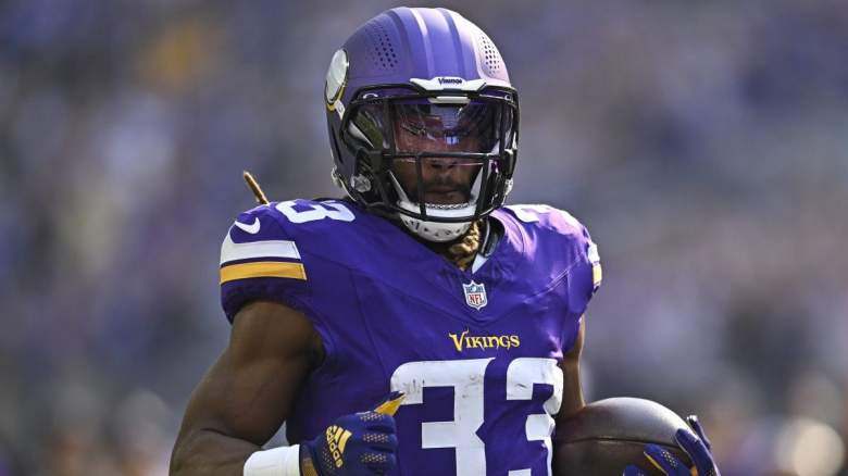 "Vikings Urged to Steal Spotlight with Superstar RB Amid Packers’ Aaron Jones Uncertainty" 24