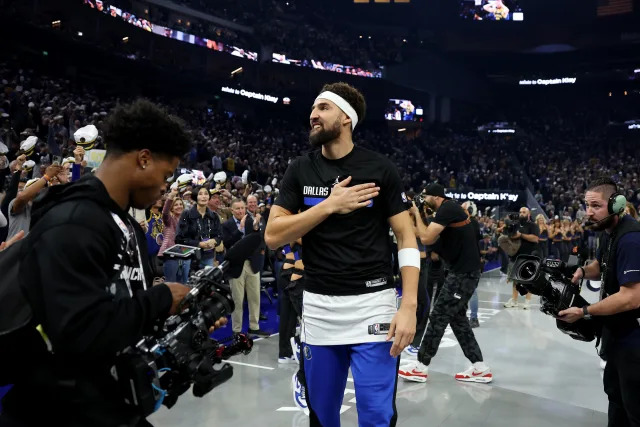 "Klay Thompson's Emotional Bay Area Return: A Heartfelt Tribute to Friendship and Fierce Rivalry" 16