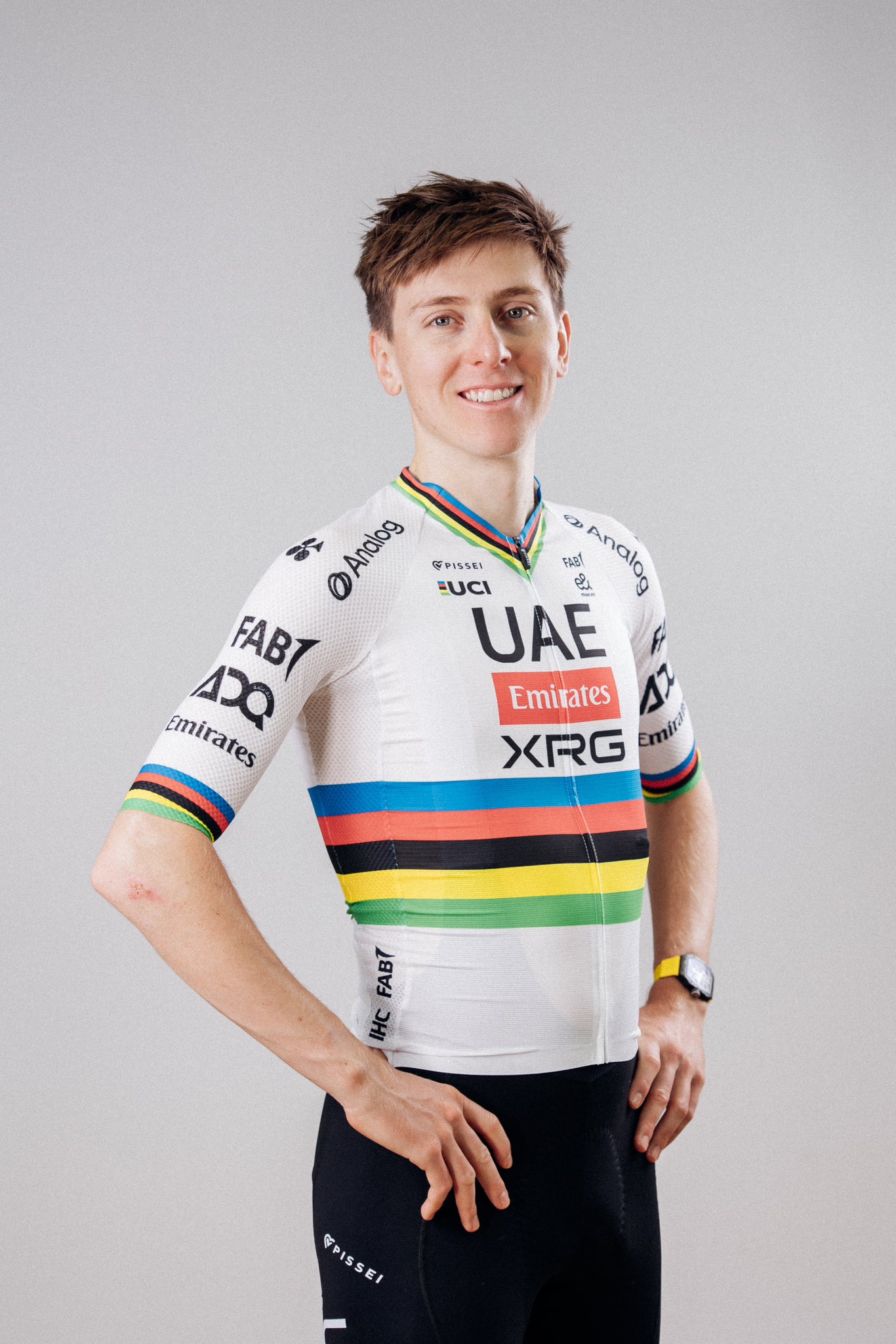 La star du cyclisme Tadej Pogačar dévoile son équipement 2025 et inspire ses fans à "continuer à pédaler, continuer à sourire" 1