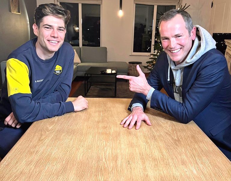 Wout van Aert, de Belgische wielrenner bekend om zijn veelzijdigheid en kracht, heeft een bewogen seizoen 2024 achter de rug, gekenmerkt door zowel triomfen als tegenslagen. Ondanks aanzienlijke uitdagingen blijft hij optimistisch en heeft hij ambitieuze doelen gesteld voor 2025. 1