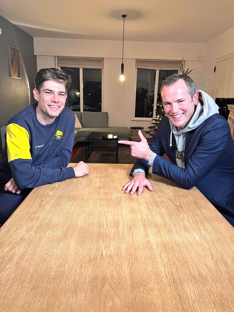 Wout van Aert, de Belgische wielrenner bekend om zijn veelzijdigheid en kracht, heeft een bewogen seizoen 2024 achter de rug, gekenmerkt door zowel triomfen als tegenslagen. Ondanks aanzienlijke uitdagingen blijft hij optimistisch en heeft hij ambitieuze doelen gesteld voor 2025. 1