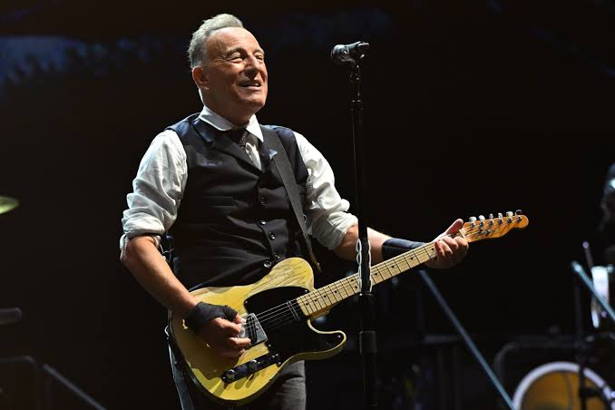 **"Netflix Teams Up with Bruce Springsteen for Groundbreaking Documentaries and Exclusive E Street Band Content"** 4