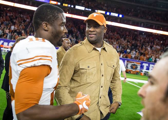 **Vince Young Signs Historic $213 Million Deal with Texas Longhorns in Stunning Return to Program** 4