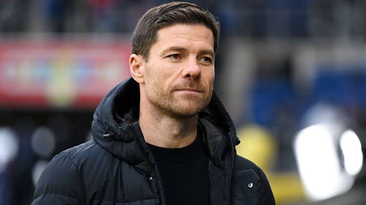 **Bayer Leverkusens Trainer setzt mutige Aussage ab: "Wir geben nicht auf" im Titelrennen gegen Bayern München** 1