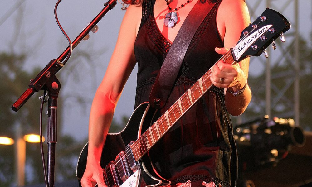 *THE BANGLES' LEAD SINGER HANGS UP HER MIC: Susanna Hoffs Quits Music and Film* 22