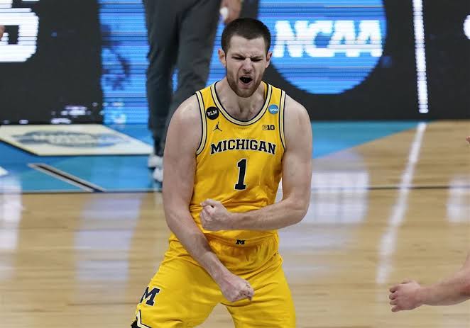 Hunter Dickinson Makes Triumphant Return to Michigan Wolverines on Two-Year Deal 25