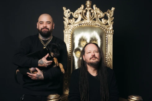 KORN’S JONATHAN DAVIS SHOCKS FANS WITH DEVASTATING CAREER SHIFT, LAUNCHES "FREAK ON A LEASH" DOG ACCESSORIES LINE WITH DESIGNER ASHTON MICHAEL 1