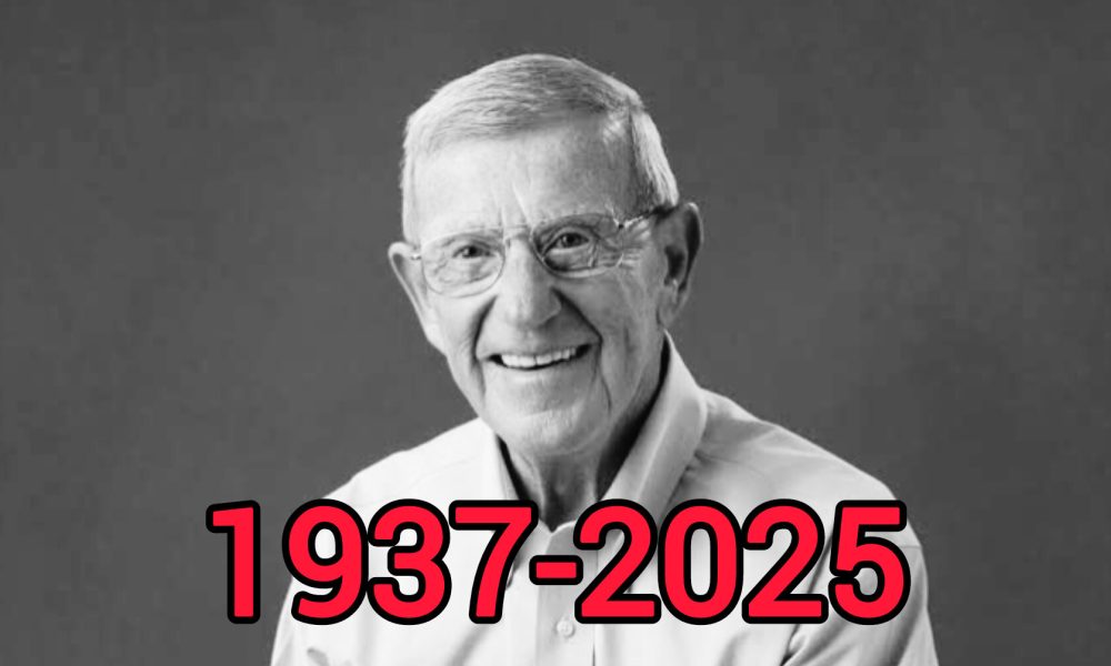 Legendary Coach Lou Holtz, Former Arkansas Razorbacks Leader, Passes Away at 88 25