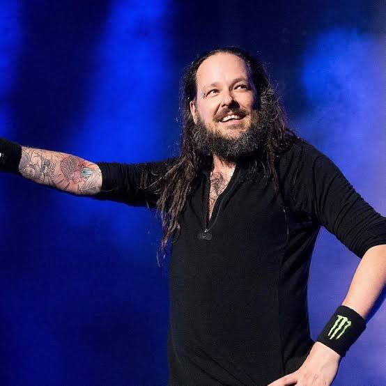 "KORN'S JONATHAN DAVIS SHOCKS THE WORLD: 'I'M IN LOVE WITH RITA ORA!'" 9