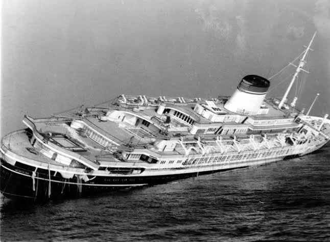 TRAGEDIA IN MARE: Affonda la nave presidenziale italiana con a bordo il Presidente della Repubblica e quattro ex Primi Ministri 22